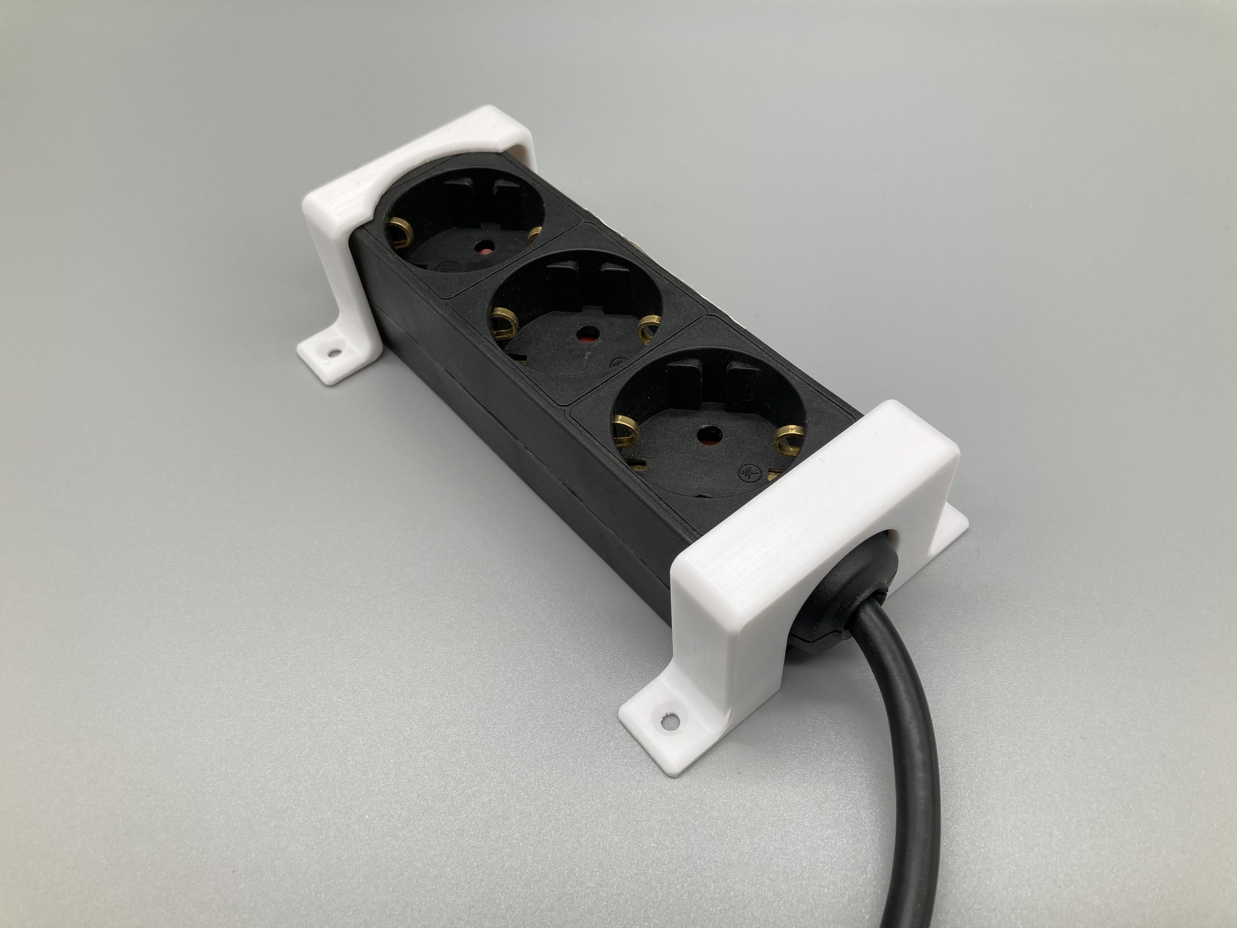 CNC-Monkey - Universal Halterung für Steckdosenleiste WEIß -  Mehrfachsteckdose Wandhalter